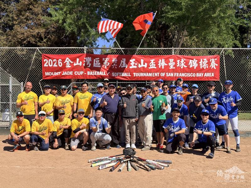 球隊與貴賓合影。(由主辦單位海華棒壘球協會提供)