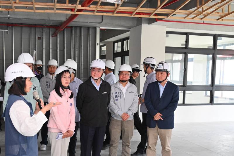 行政院長卓榮泰視察臺東樂齡社福大樓工程