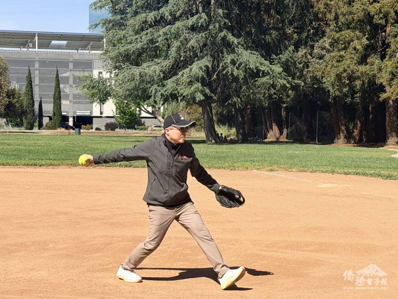 駐舊金山辦事處處長伍志翔開球。(由主辦單位海華棒壘球協會提供)
