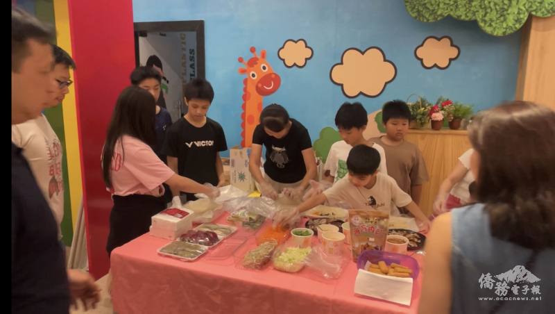 許多孩子都是第一次體驗到臺灣潤餅文化