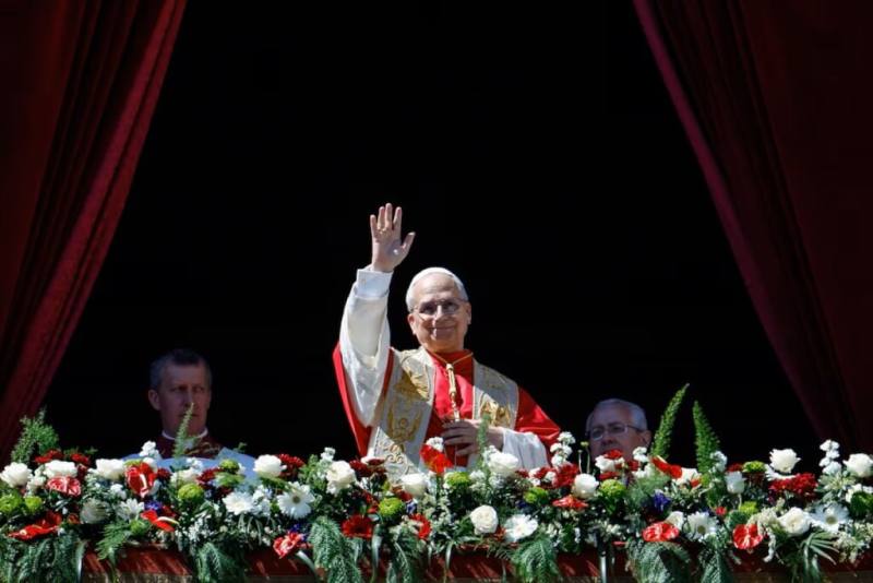 教宗良十四世（前）5日發表就任後第一份復活節文告，敦促「那些能引發戰爭的權勢者，選擇和平」。（路透社）