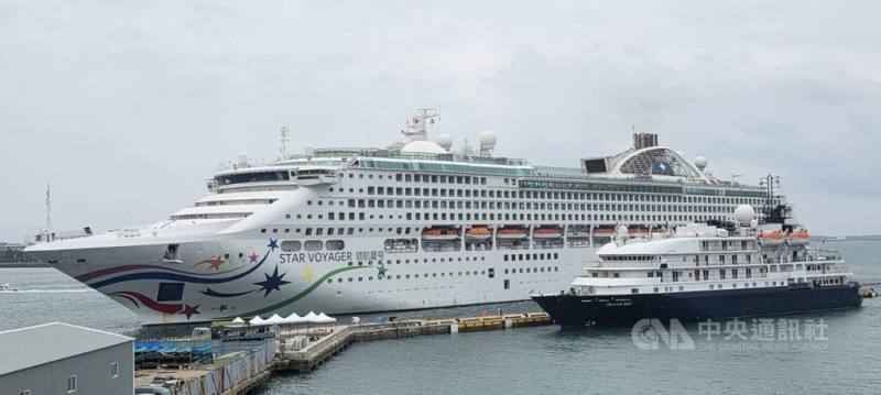 澎湖馬公商港6日迎來「島嶼天空」（右）與「領航星號」（左）2艘郵輪掛靠1號碼頭，是新建國際輪碼頭首次有雙郵輪掛靠的紀錄