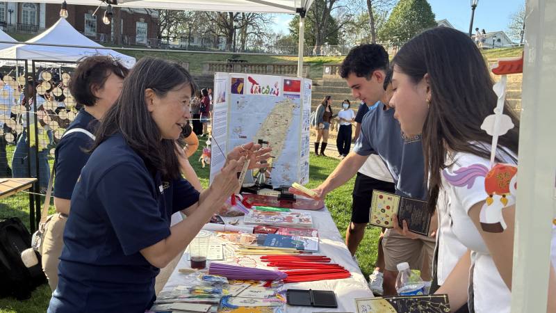 亞洲風格 DIY 木片書籤與鑰匙圈製作廣受學生喜愛