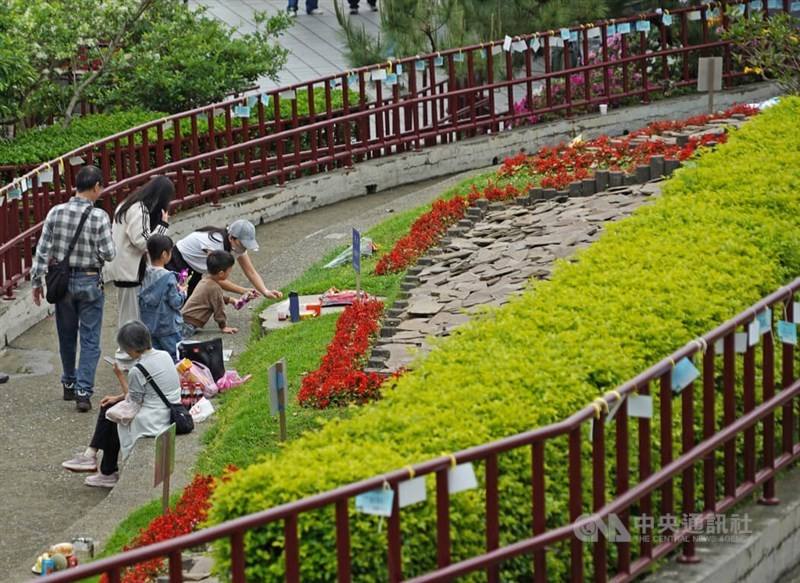 Tomb sweepers visit the Yangmingshan First Cemetery's Zhenshan Garden green burial site in Taipei on Sunday in observation of Tomb Sweeping Festival. CNA photo April 5, 2026