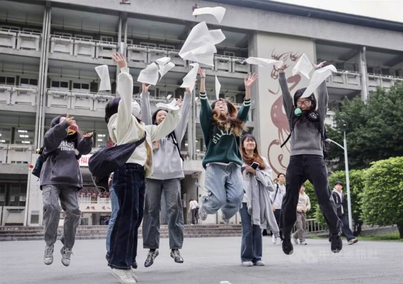 圖為115學年度學科能力測驗結束後，考生將模擬試卷拋向天空慶祝。（中央社檔案照片）