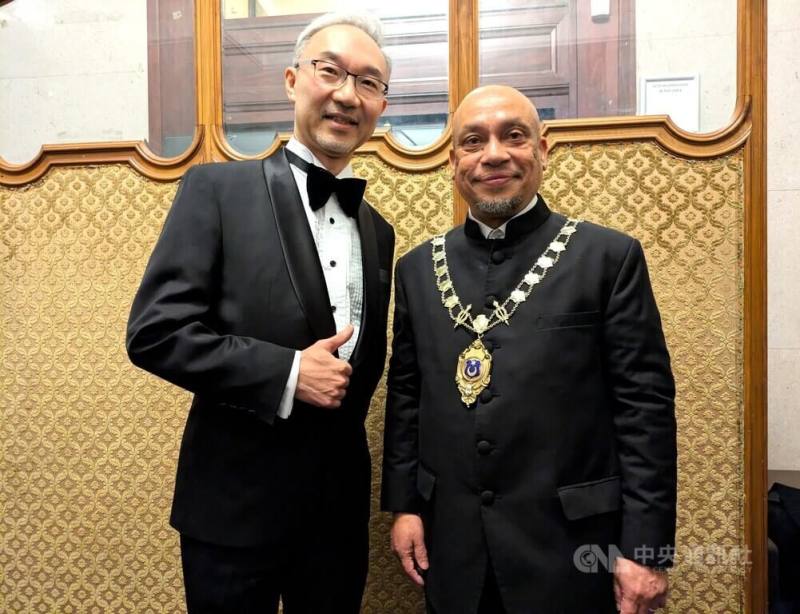 歐洲台灣研究學會（EATS）年會近日在英國朴茨茅斯舉行，副市長卡迪（右）出席交流晚會，與駐英國代表姚金祥（左）同台致詞，並表達與台灣發展交流合作的意願