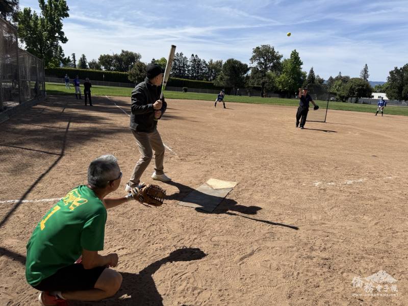 開球(由主辦單位海華棒壘球協會提供)