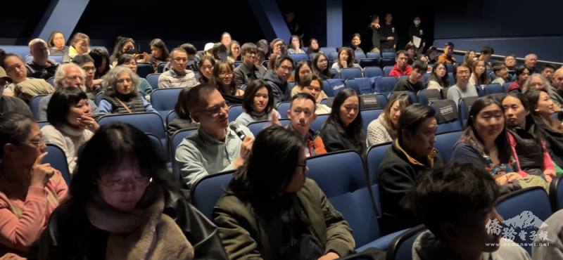 民眾們踴躍發問，與潘客印交換觀影心得