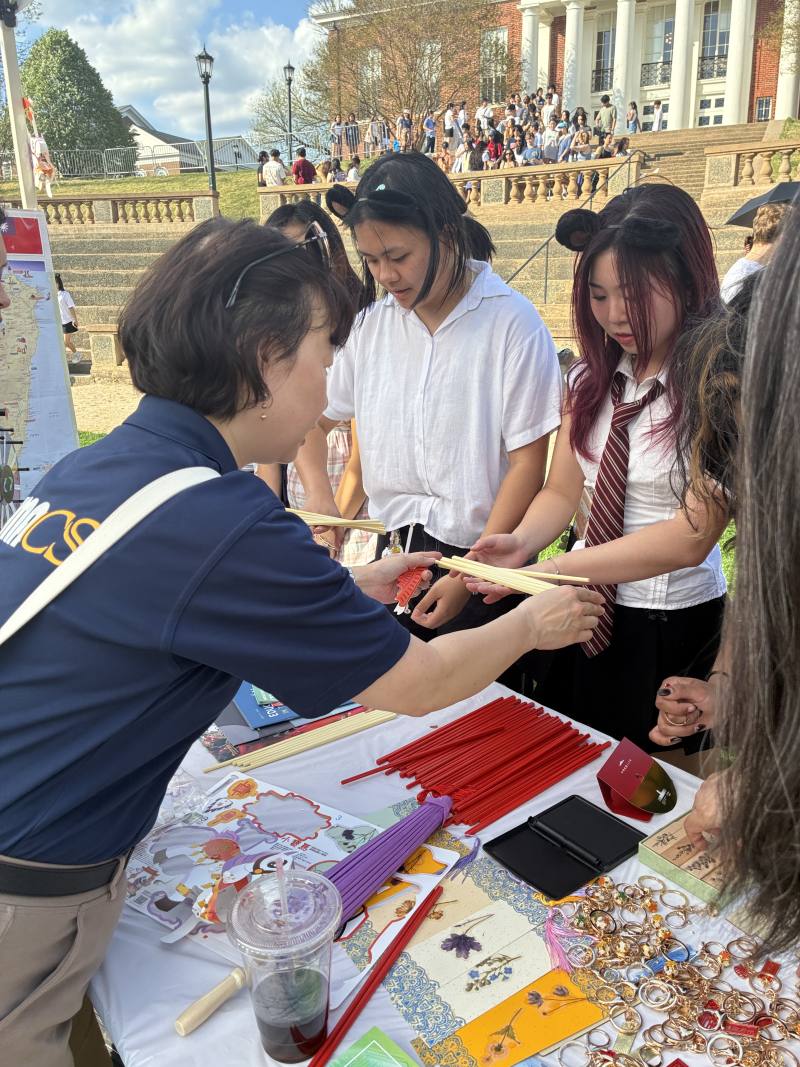 兼具趣味與挑戰性的「抓筷子」遊戲, 更吸引大批師生駐足參與，現場互動熱絡、笑聲不斷