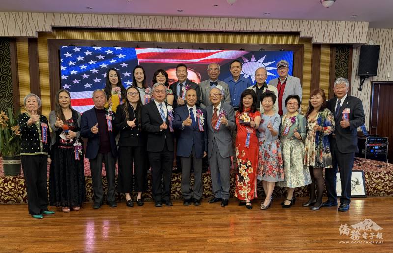 前排左三楊昆山、劉岱欣、朱永昌、鍾維君；後排左起呂玉貞、洪佩君，和全體分部常委、書記、委員暨寶眷合影