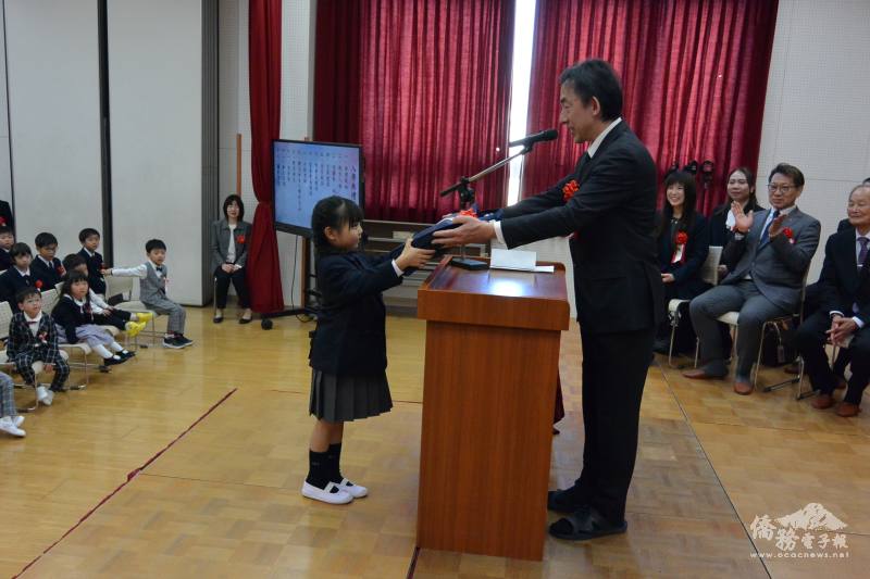 蔣燁(右)頒贈紀念品予新生