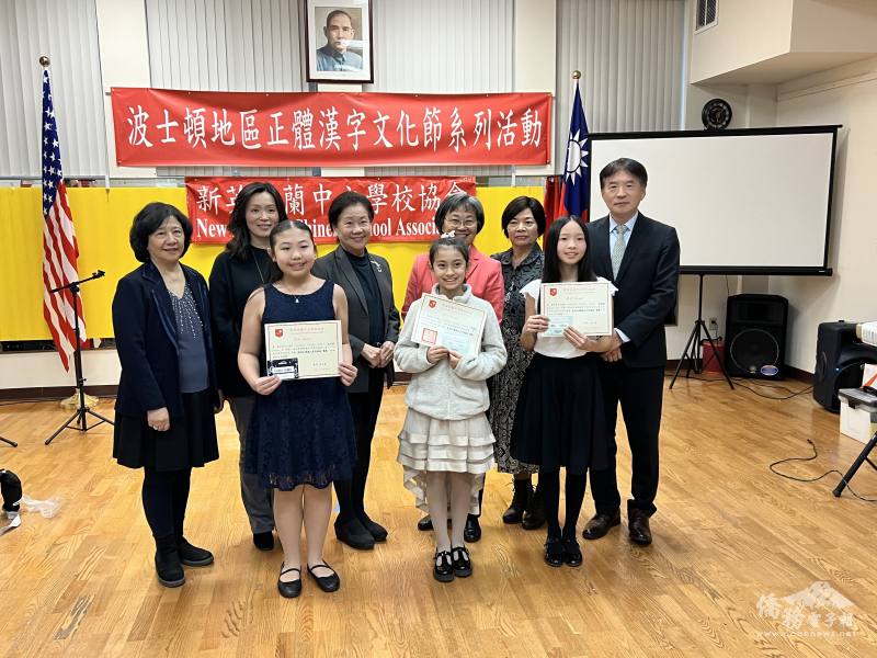 參加歌唱比賽獲優勝的學生與高家富、馮文鸞，以及三位評審 (後排左二起) 顏毓芬、吳萍萍、林梅英合影