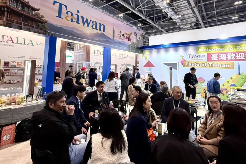 台南市長黃偉哲率農漁產廠商參加英國國際食品飲料展（IFE），市府統計媒合超過900組貿易洽談，預估創造逾新台幣1.5億元商機。（台南市政府提供）