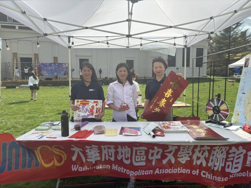 WMACS 總幹事黎秀桂、財務陳金蘭及學術王姵凱帶領