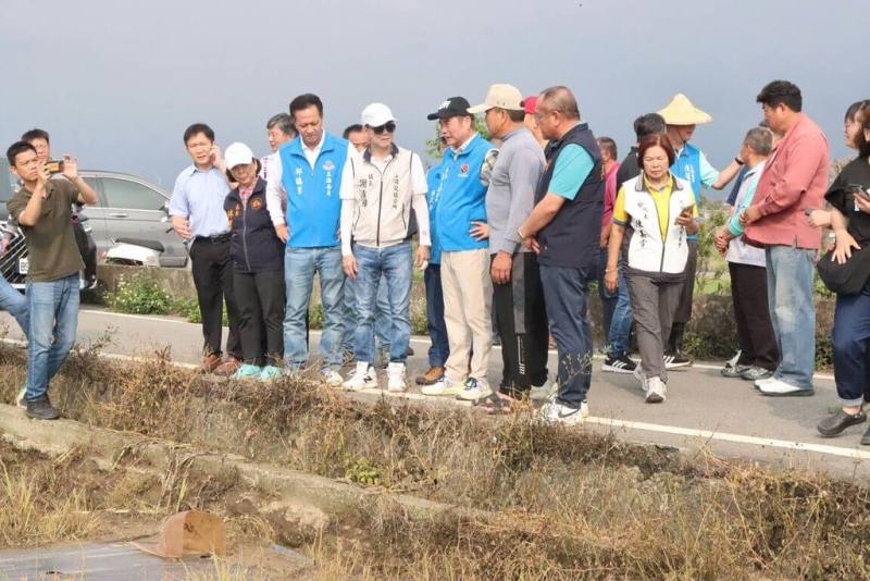 苗栗縣4日豪雨，造成後龍鎮西瓜、香瓜等農作物受損嚴重。苗栗縣長鍾東錦（前右3）5日前往水尾里勘災表示，將協助農民爭取現金救助，並要求相關單位研擬補助方案。（苗栗縣政府提供）