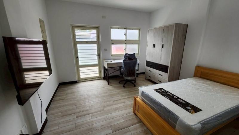 台東縣三間國小透過國教署補助，重新規劃住宿空間，打造簡約舒適的臥室，提升教師宿舍居住品質。（教育部提供）