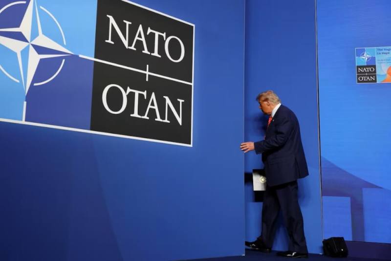 圖為美國總統川普去年6月在荷蘭海牙的北約峰會記者會後離場。（路透社）