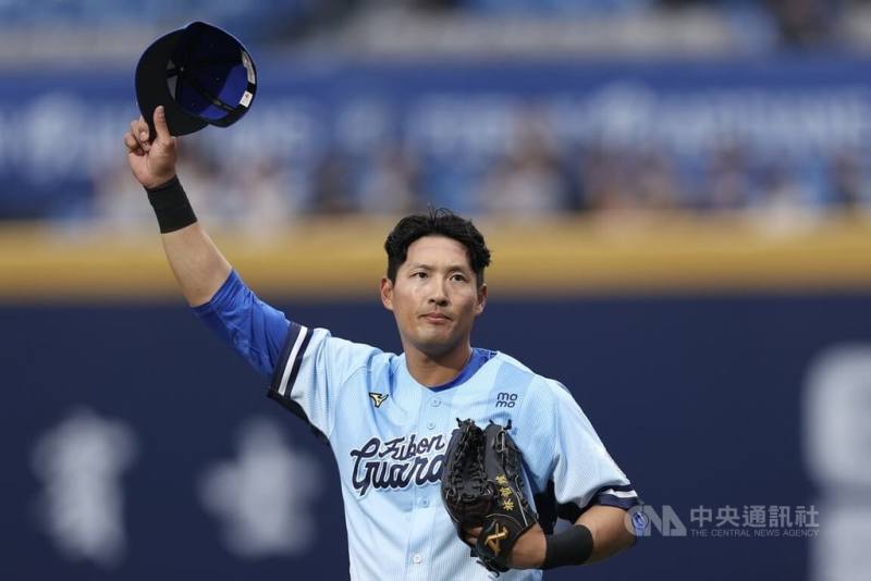 具MLB資歷的職棒球星林哲瑄（圖）返台加入中職超過10年，手握4座外野手金手套，屢屢上演精彩美技，堪稱台灣外野手的「守備教科書」。林哲瑄5日在引退賽以先發中外野手、第1棒登場，場中脫帽向球迷觀眾致意
