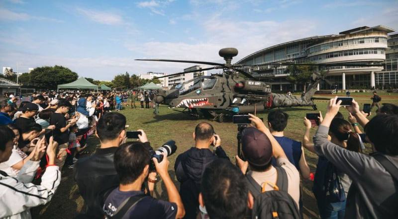 彩繪AH-64E阿帕契攻擊直升機4日、5日降落台中逢甲大學校園，引起民眾前往拍照，場面相當熱鬧。（青年日報提供）