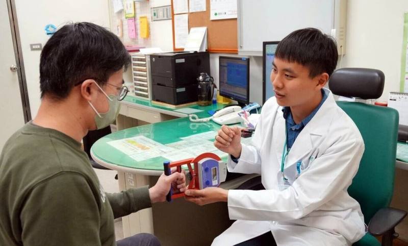 嘉義市聖馬爾定醫院職業醫學科醫師許明恩（右），主動學習印尼語與越南語，避免聽不懂就醫外籍移工無法以中文描述身體病痛，提供更貼近移工需求的醫療照護。（聖馬爾定醫院提供）