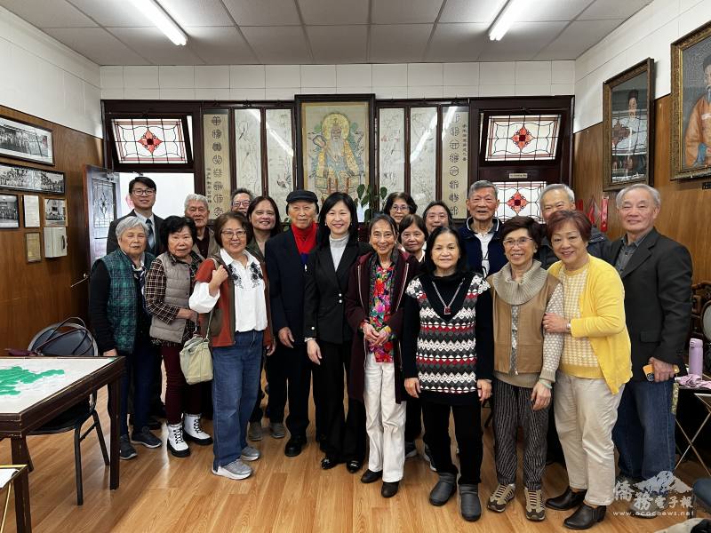 溫哥華僑務組與李氏公所宗親合影