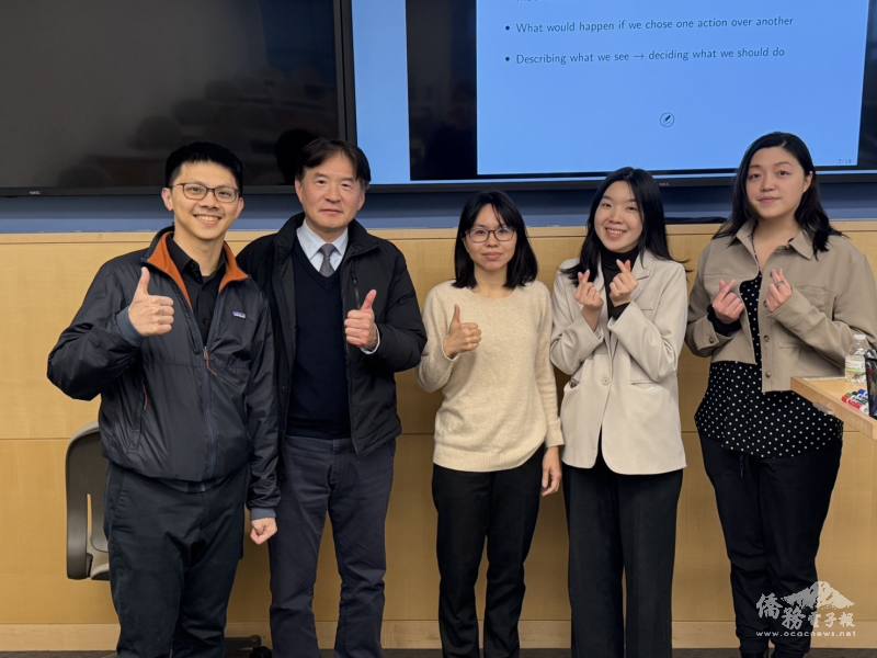 (自左至右) 波士頓臺灣醫師協會共會長林敬軒、波士頓文教中心主任高家富、講座主講邱鈺涵、主持人呂方雯、醫師協會共會長謝宜瑾