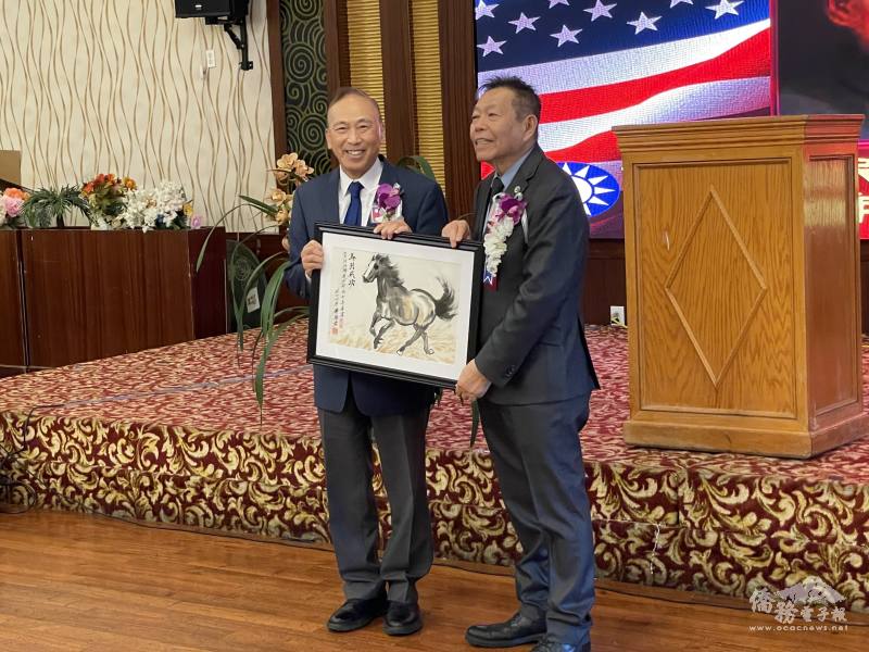 鍾維君贈國畫「馬到成功」予侯傑明