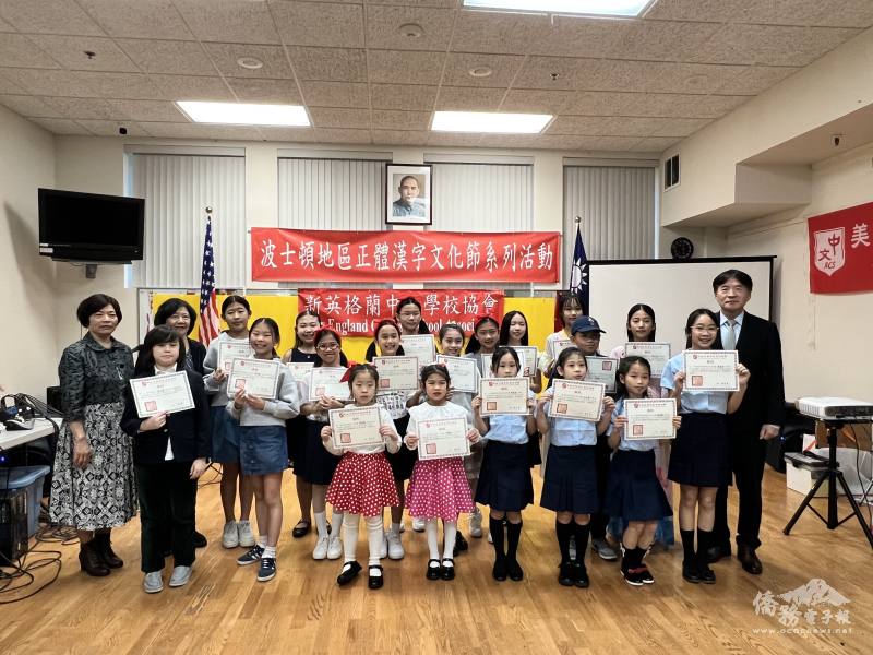 參加團體組歌唱比賽的學生，與文教中心主任高家富 (右)合影