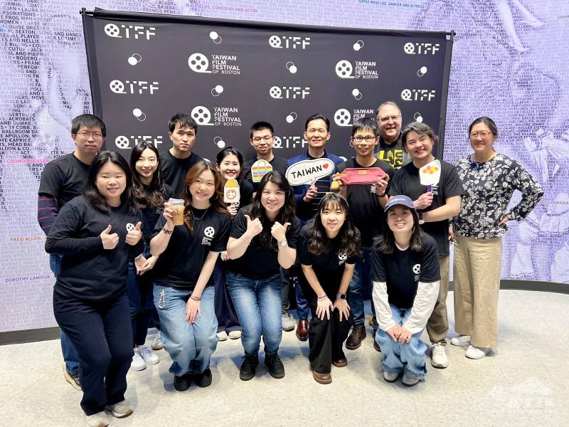 波士頓臺灣影展志工們與駐波士頓辦事處處長廖朝宏  (後排右三)、主持人Mark Sabalauskas (後排右二) 、ArtsEmerson 副主任Susan Chinsen (後排右一) 合影