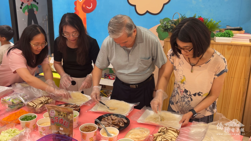 左二起僑務秘書吳婉郡、僑務委員郭鳳文與駐東方市總領事陳慧芬一起體驗包潤餅