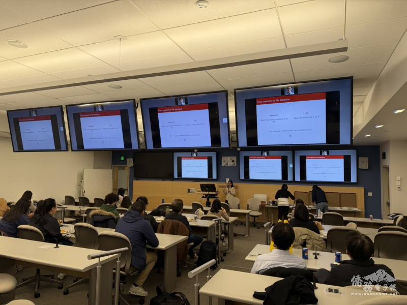 邱鈺涵向大家分享她的學經歷 ​​(林敬軒攝影)