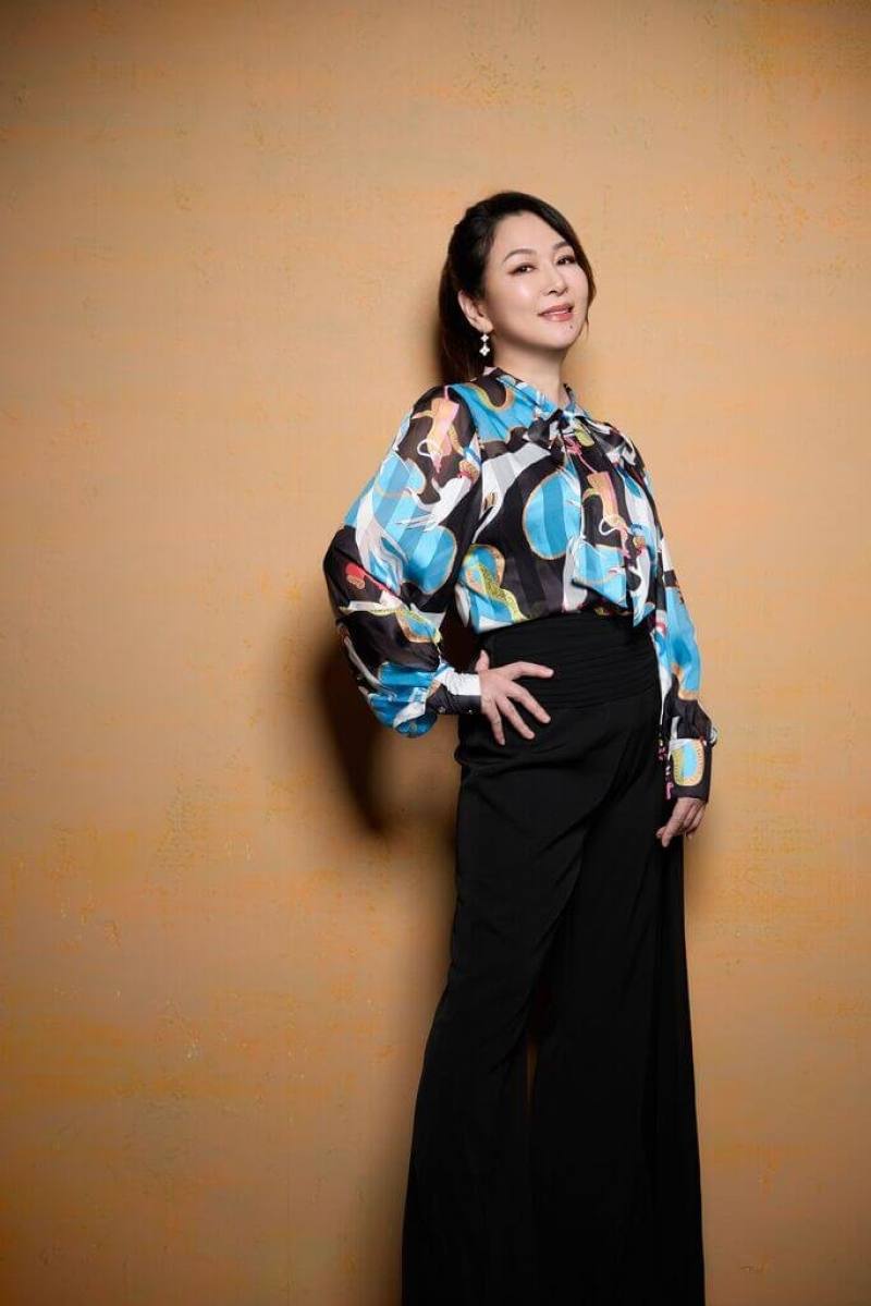 屏東縣政府音樂品牌「黑膠時代曲」系列活動，由金曲歌后張秀卿（圖）率先登場，5月10日於恆春文化中心劇場館獻唱經典。（屏東縣政府文化處提供）