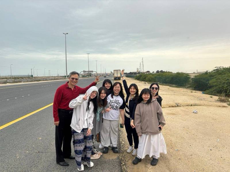 駐科威特代表處代表胡琪斌與我國在科威特大學的5位交換學生餞別合影。(外交部提供)