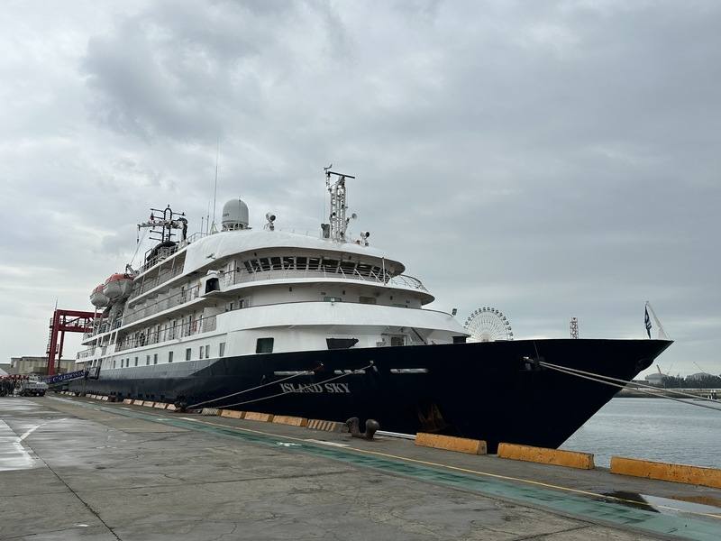 睽違7年，台中港再度迎來國際郵輪，「島嶼天空號」（Island Sky）為精品小型郵輪，7日停泊台中港。