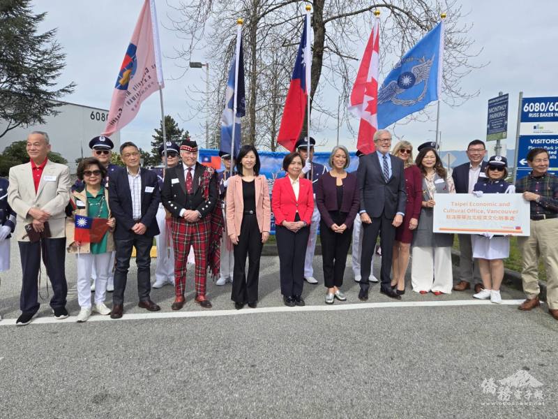 劉立欣（左六）與郭淑貞（左五）出席中華民國旗隊成立大會，與僑界共同見證重要時刻