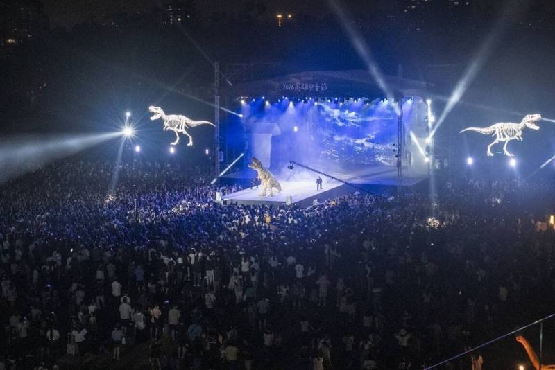 2026高雄兒童節系列活動「恐龍酷樂園」6日在衛武營國家藝術文化中心落幕，市府教育局統計指出，4天活動總計突破100萬人次進場。（高雄市政府提供）