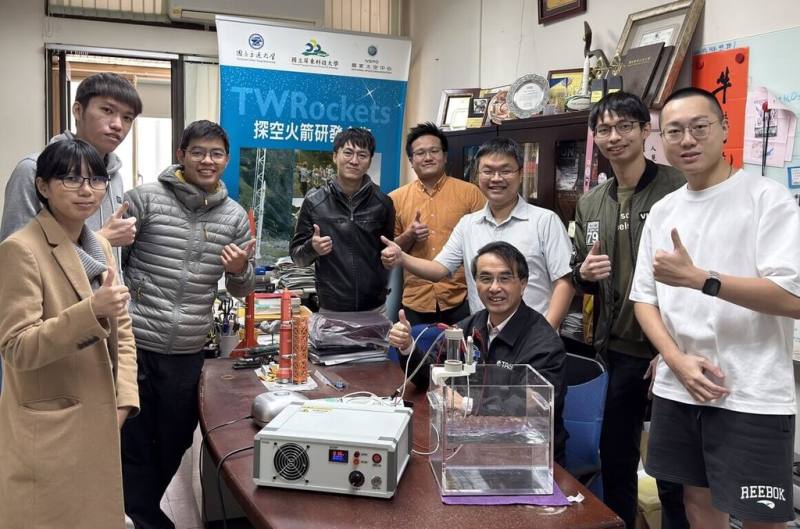 陽明交通大學教授吳宗信（前排坐者）團隊將航太等級的低溫電漿技術導入生醫領域，結合微奈米氣泡技術，研發雙模組電漿微細氣泡水，可用於慢性傷口的殺菌與修復；團隊未來將持續推動技移與產學合作。（陽明交大提供）