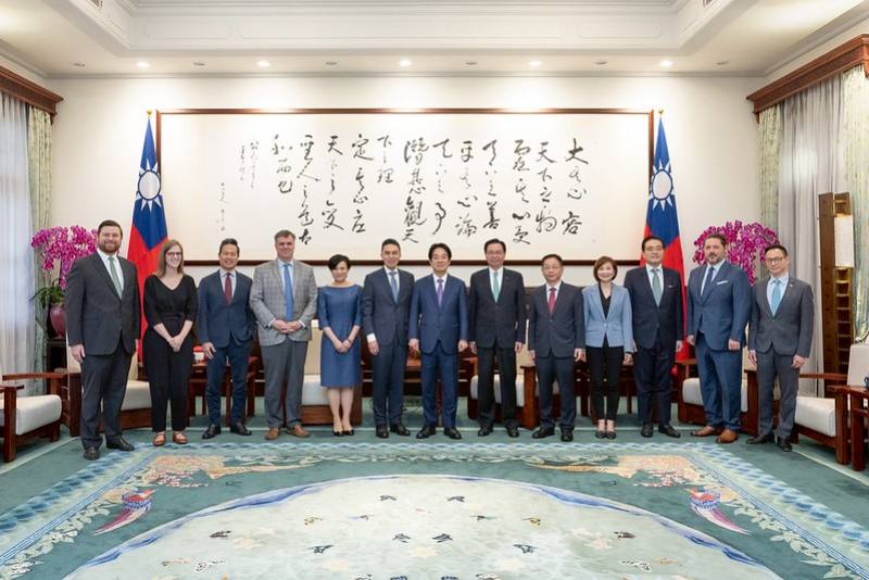 President Lai poses for a photo with a media delegation from the Global Taiwan Institute.