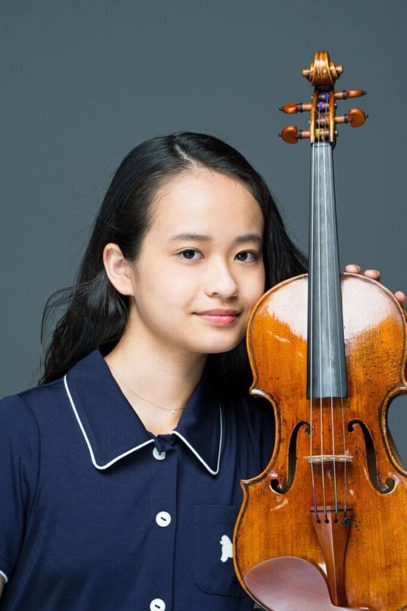 由駐團藝術家梵志登（Jaap van Zweden）領軍，長榮交響樂團將前往新加坡與日本演出，邀請15歲日本天才女小提琴家吉村妃鞠（HIMARI）（圖）共演。吉村妃鞠的演奏風格成熟，情感表達與舞台魅力被業內專家認為「超齡」，被視為未來巨星。（長榮交響樂團提供）