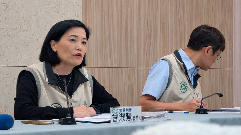 疾管署日前公布本土首例H7新型A型流感病例，發言人曾淑慧（左）7日表示，個案與附近養鴨場共採檢5處，結果皆陰性；33名接觸者監測6日已告一段落，目前研判此案為偶發事件，風險可控。