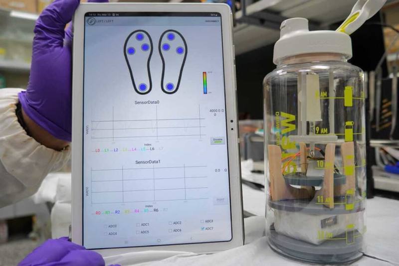 台灣科技大學與台灣大學團隊合作，將感測、殺菌與監測平台等功能，整合成「無線感測瓶」裝置，只須將水樣滴入裝置中，系統便可同時完成發電及污染物感測。（台科大提供）