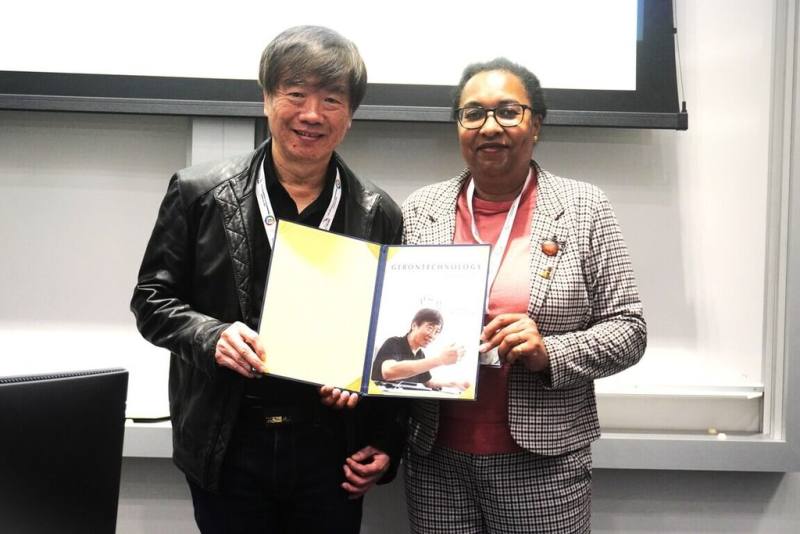 元智大學機械工程系教授徐業良（左）於3月底在國際高齡科技學會世界年會中，獲頒最高榮譽「高齡科技大師」，成為全球第9名獲此殊榮的學者。徐業良表示，能與歷屆大師並列，是一項深具意義的榮耀，也代表承接高齡科技發展的重要責任。（元智提供）