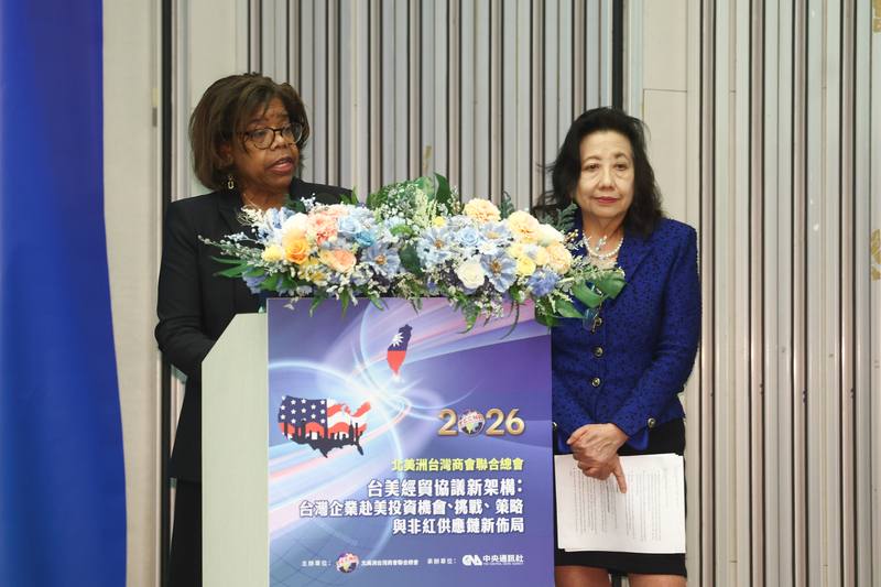由北美洲台灣商會聯合總會主辦的「台美經貿協議新架構：台灣企業赴美投資機會、挑戰、策略與非紅供應鏈新布局」論壇，7日在台北國際會議中心登場，美國馬里蘭州州務卿李鳳遷（Susan C. Lee）（右）及州商務策略首席執行官史密斯（Judy Smith）（左）說明馬里蘭州投資環境與優惠措施。