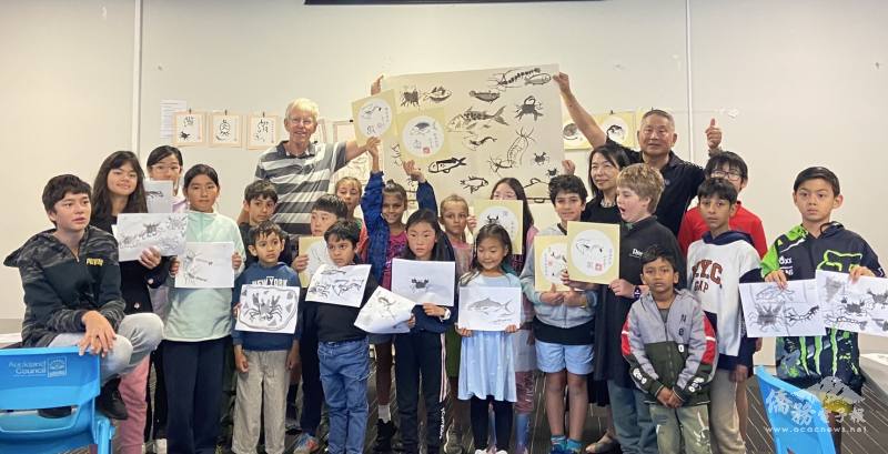 全體師生和集體創作合影