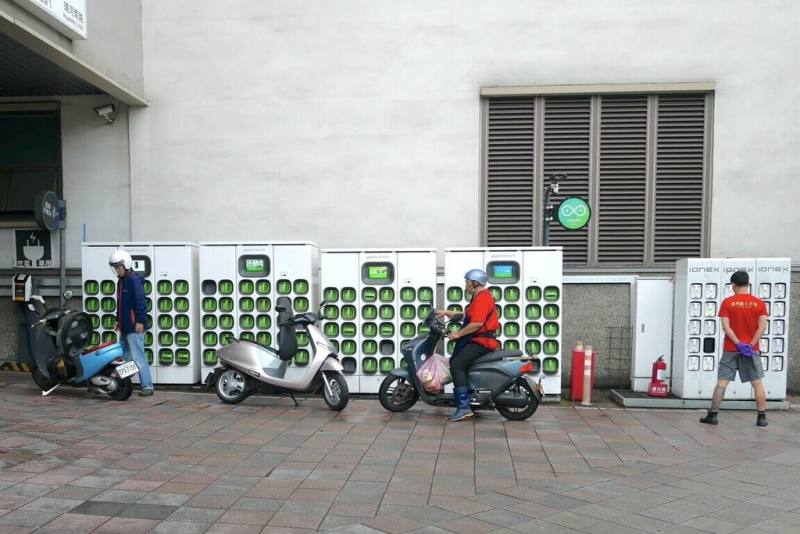 台灣智慧移動產業協會（SMAT）7日表示，六都公告電動機車補助方案，具有4大政策亮點，包括補助金額再提高、專案加碼更多元、資費補助更直接，以及首創銷售電動機車獎勵金等。（SMAT提供）