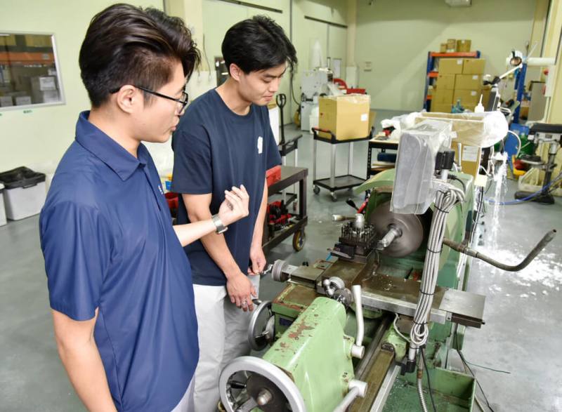 勞動部「青年就業旗艦計畫」鼓勵企業以「先僱後訓」模式進用青年，由資深員工手把手教學，協助青年適應職場、熟悉業務並強化專業能力，近3年雲嘉南地區已吸引逾1200家企業參與。（勞動部提供）