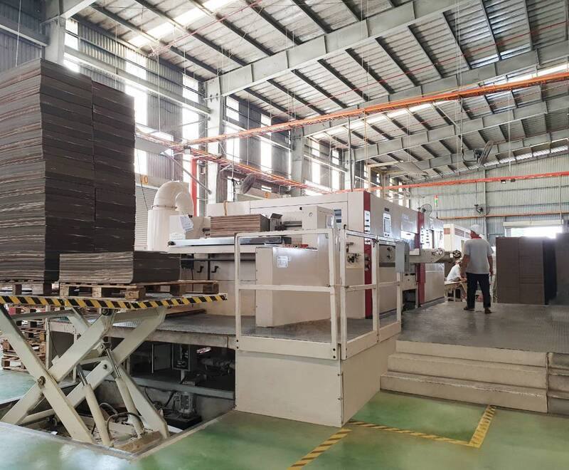 深耕越南逾30年的威信印刷包裝工業公司為海尼根、可口可樂、百威等國際大型客戶製作紙箱、紙盒。總經理沈憲煜表示，中東戰火使燃料成本上升逾2倍，塑膠包裝有時也缺貨。圖為該公司的廠房。