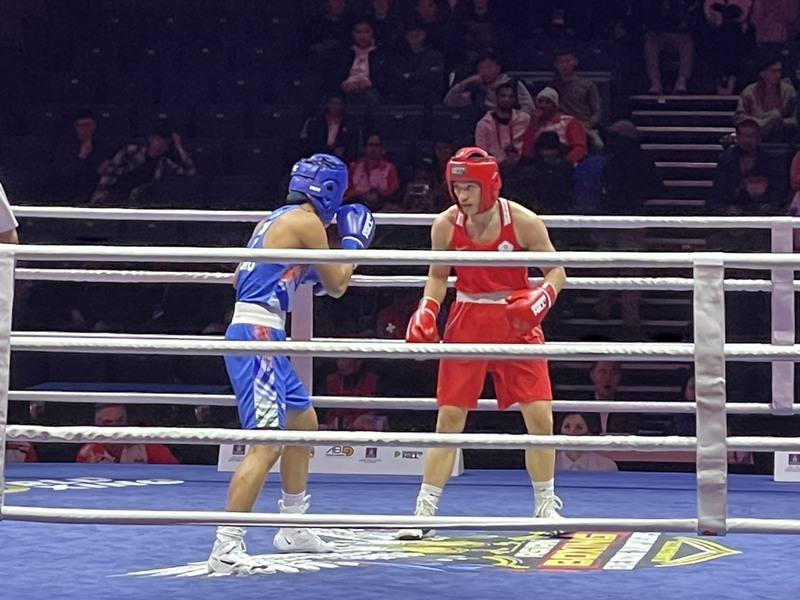 台灣女子拳擊好手陳念琴（右）6日在2026蒙古亞錦賽65公斤級4強戰登場，比賽中意外遭遇停電，最終以前2回合戰況判定陳念琴3比0獲勝、前進冠軍決賽。（中華民國拳擊協會提供）