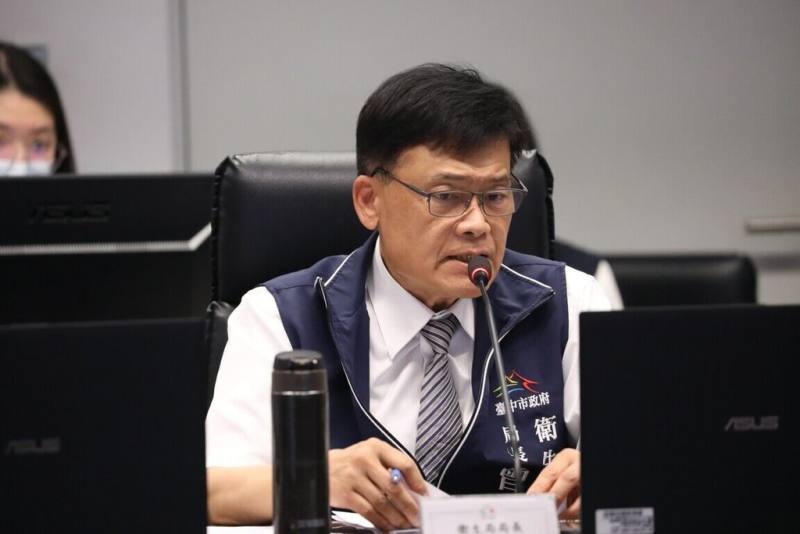 台中市衛生局長曾梓展（前）7日在市政會議中專案報告，說明面對慢性病，市府將全力配合中央推動為期8年的「健康台灣888」計畫，並加碼推出「樂齡長青健康檢查」。（台中市政府提供）