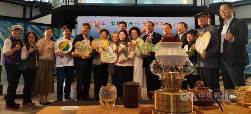 台灣茶協會7日舉行記者會，宣布「全民喝茶日」系列活動開跑，至6月底，串聯全台茶業者、農會、學校、機關團體與茶文化空間，展開主題茶會、免費奉茶推廣與茶品優惠等，讓全民都能在日常生活中享受台灣好茶。